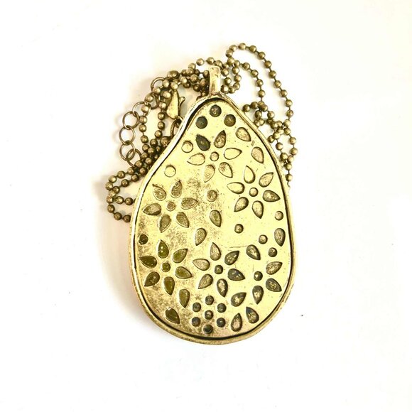 ALEXANDRA'S ACCENTS Y2K Boho Brass Framed Peacock Feather Pendant & 22"Chain - Picture 3 of 4